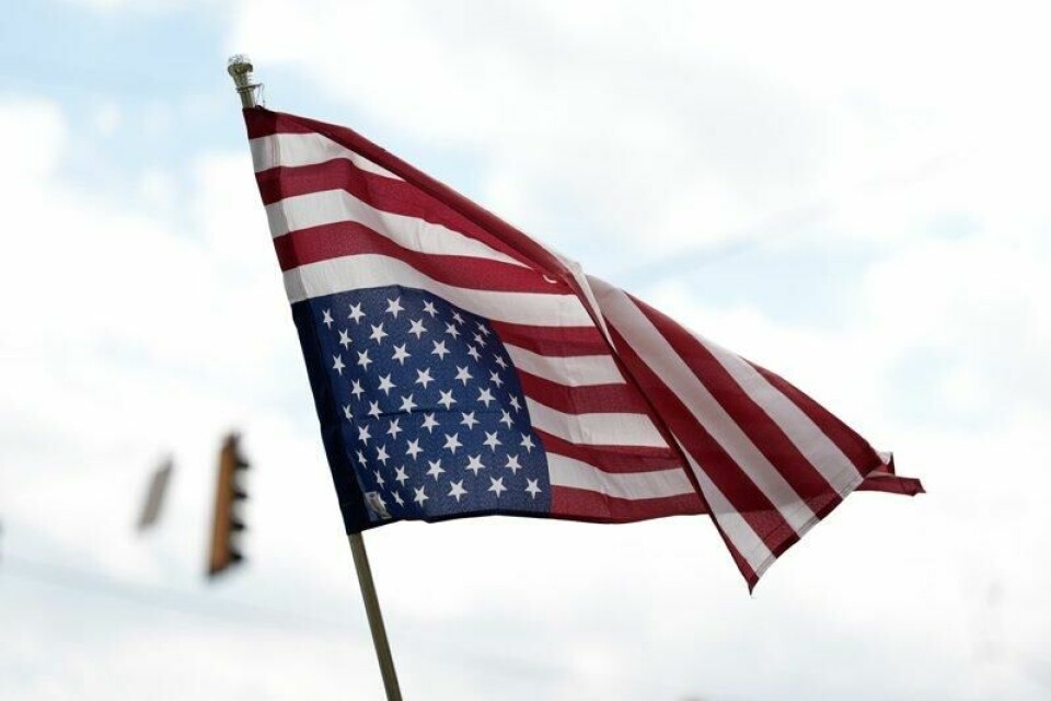 Et amerikansk flagg snudd opp ned på en demonstrasjon mot Donald Trump og Elon Musk i Roma i Italia lørdag.