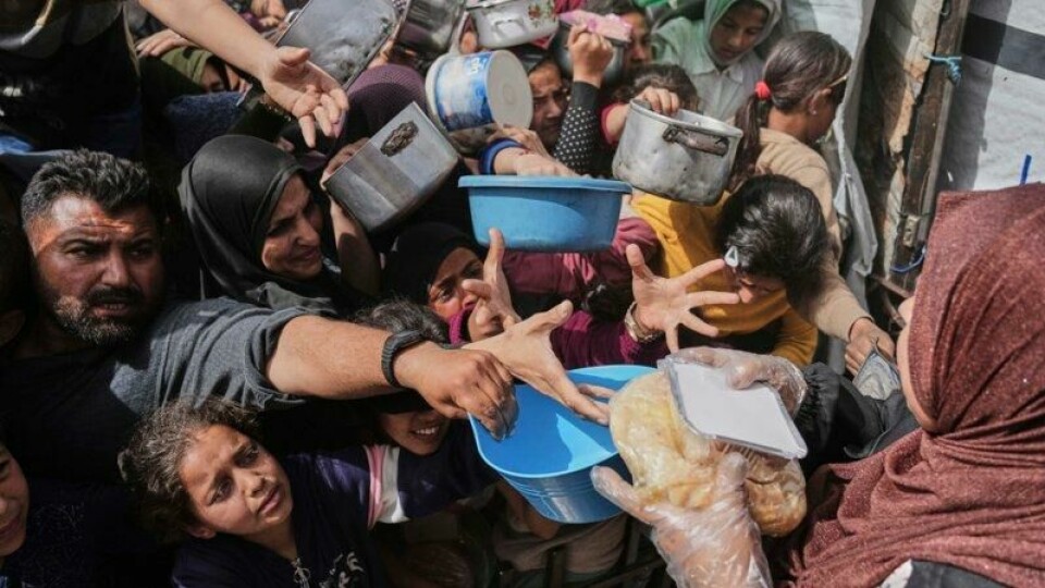 Desperate palestinere venter på å få utdelt mat ved et av få sentre som fortsatt deler ut matrasjoner i Beit Lahiya nord på Gazastripen mandag.