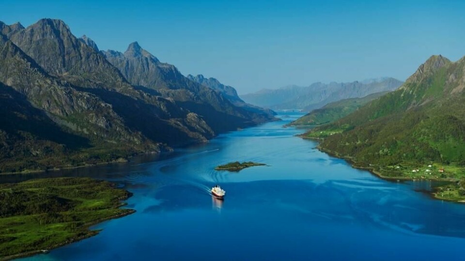 Det miljøoppgraderte Hurtigrute-skipet MS Kong Harald er i rute langs norskekysten - her i Raftsundet.