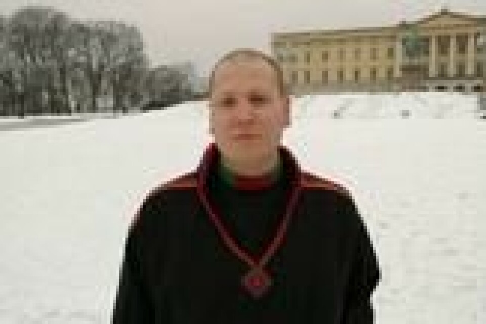 Aslak Heika Hætta Bjørn, styremedlem i den samiske ungdomsorganisasjonen Noereh, var en av de som demonstrerte på Slottsplassen. – Jeg synes det er forkastelig at regjeringa overkjører både miljøet og samiske rettigheter, sier han. Foto: Per Lønning. Aslak Heika Hætta Bjørn, styremedlem i den samiske ungdomsorganisasjonen Noereh, var en av de som demonstrerte på Slottsplassen. – Jeg synes det er forkastelig at regjeringa overkjører både miljøet og samiske rettigheter, sier han. Foto: Per Lønning.