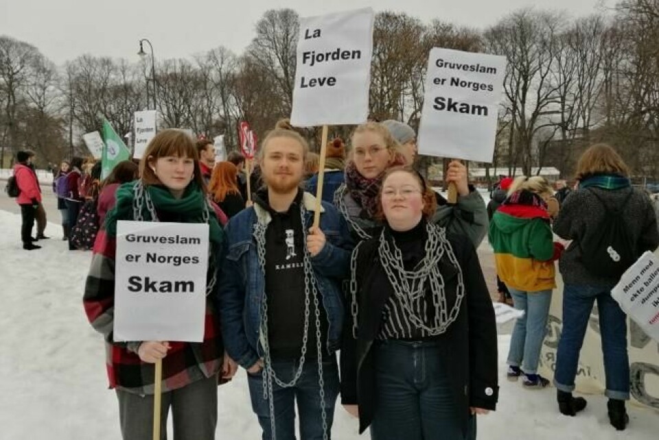 Representanter for Rød Ungdom har lenkene med seg under demonstrasjonen foran Slottet. F.v. Tiril Vold Hansen, Vegard Holtås, Nora Grendstad og Eilys Outhwaite. Foto: Per Lønning Representanter for Rød Ungdom har lenkene med seg under demonstrasjonen foran Slottet. F.v. Tiril Vold Hansen, Vegard Holtås, Nora Grendstad og Eilys Outhwaite. Foto: Per Lønning