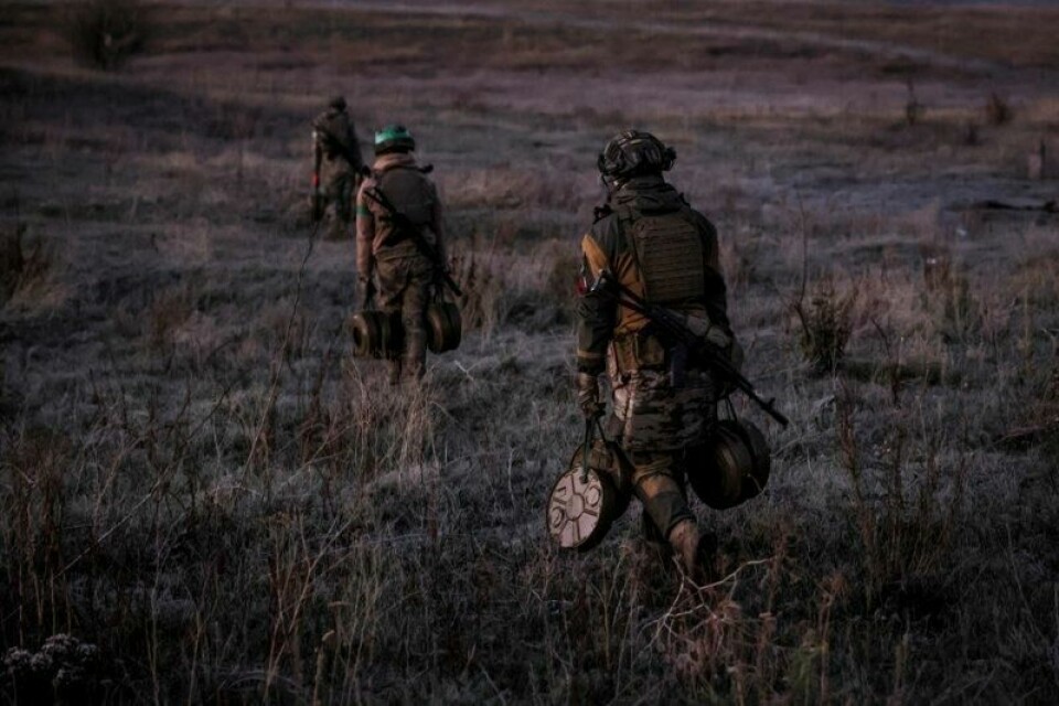Ukrainske soldater legger ut landminer mot stridsvogner i Donetsk i Ukraina i oktober i fjor. Polen og de baltiske landene ønsker å trekke seg fra det internasjonal forbudet mot antipersonellminer. Arkivfoto: Det ukrainske militæret via AP / NTB