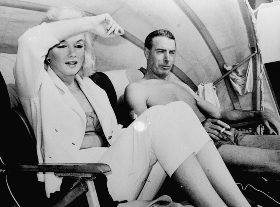 1961 hadde vært et tøft år for Monroe: hun ble skilt for tredje gang, innlagt på psykiatrisk sykehus og gjennomgikk operasjon på blant annet galleblæren. Her er hun fotografert mens hun slapper av i solen sammen med sin eksmann, baseball-legenden Joe DiMaggio, på Redington Beach i Florida mars 1961. Foto: AP 1961 hadde vært et tøft år for Monroe: hun ble skilt for tredje gang, innlagt på psykiatrisk sykehus og gjennomgikk operasjon på blant annet galleblæren. Her er hun fotografert mens hun slapper av i solen sammen med sin eksmann, baseball-legenden Joe DiMaggio, på Redington Beach i Florida mars 1961. Foto: AP