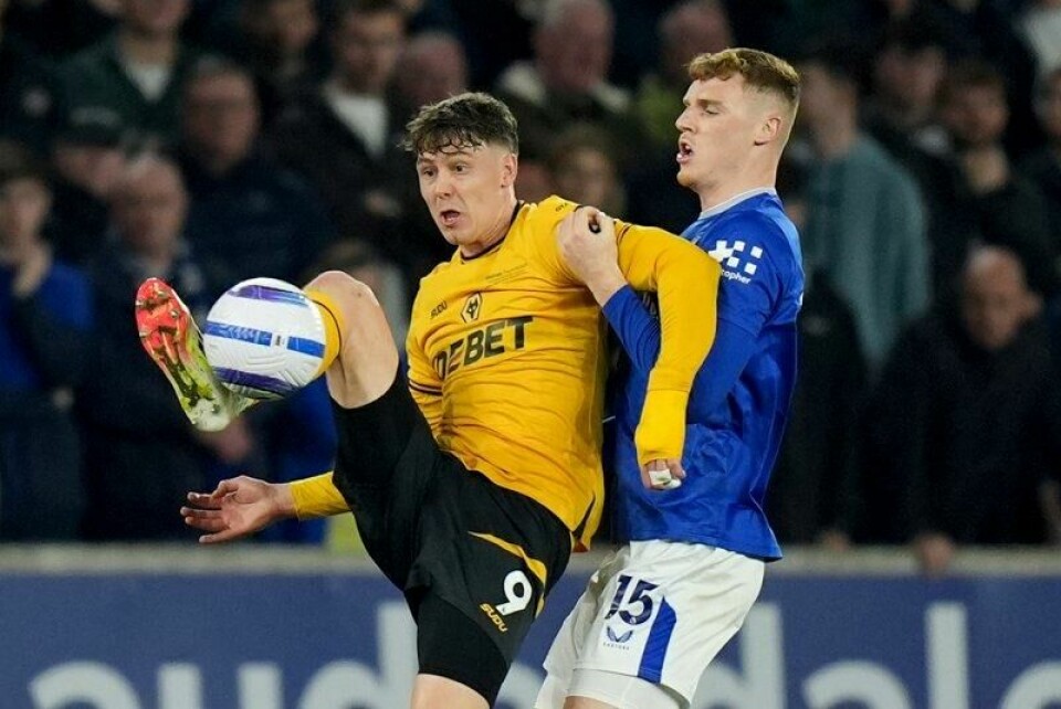 Jørgen Strand Larsen i duell med Jake O'Brien i Wolverhamptons hjemmekamp mot Everton lørdag.