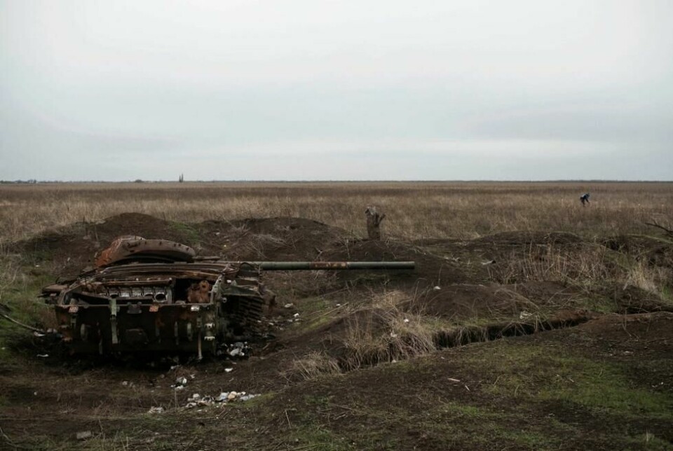 Da Russland invaderte Ukraina i februar 2022, ble byen Kherson inntatt fra sørøst, før stridsvognene rullet videre med mål om å ta de viktige havnebyene langs Svartehavet. Offensiven møtte imidlertid overraskende hard motstand og ble slått tilbake ved verftsbyen Mykolaiv. Det gjorde at soldatene slo seg ned og gravde skyttergraver på de enorme landbruksområdene rundt landsbyen Liubomyrivka. Her forskanset soldatene seg i flere måneder, til sent på høsten 2022. Mer enn ett år etter at de ble presset tilbake, er området fortsatt ikke trygt for sivilbefolkningen. Men nå er mineryddere fra Norsk Folkehjelp i gang med å finkjemme området, centimeter for centimeter. Dét er en enorm oppgave – her i Mykolaiv-distriktet og i resten av Ukraina. Da Russland invaderte Ukraina i februar 2022, ble byen Kherson inntatt fra sørøst, før stridsvognene rullet videre med mål om å ta de viktige havnebyene langs Svartehavet. Offensiven møtte imidlertid overraskende hard motstand og ble slått tilbake ved verftsbyen Mykolaiv. Det gjorde at soldatene slo seg ned og gravde skyttergraver på de enorme landbruksområdene rundt landsbyen Liubomyrivka. Her forskanset soldatene seg i flere måneder, til sent på høsten 2022. Mer enn ett år etter at de ble presset tilbake, er området fortsatt ikke trygt for sivilbefolkningen. Men nå er mineryddere fra Norsk Folkehjelp i gang med å finkjemme området, centimeter for centimeter. Dét er en enorm oppgave – her i Mykolaiv-distriktet og i resten av Ukraina. Foto: Espen Røst / Panorama nyheter