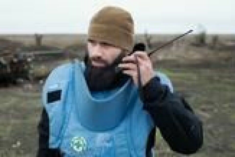 – Så langt har vi lokalisert 165 anti-tank-miner og én anti-personell-mine i området her øst for Liubomyrivka, sier Norsk Folkehjelps teamleder Maksim Maksiuta til Panorama. – Så langt har vi lokalisert 165 anti-tank-miner og én anti-personell-mine i området her øst for Liubomyrivka, sier Norsk Folkehjelps teamleder Maksim Maksiuta til Panorama. Foto: Espen Røst / Panorama nyheter