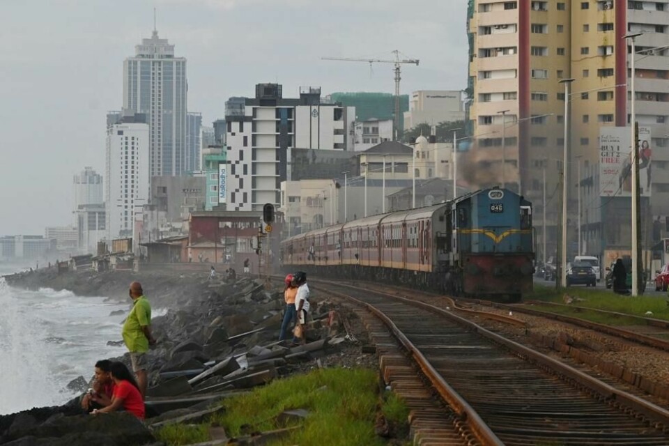Sri Lanka opplevde i 2022 den verste økonomiske krisen siden uavhengigheten for 75 år siden. Det førte til at landets president rømte landet og landet ble regelrett erklært konkurs. Her er et tog på vei ut av hovedstaden Colombo. Sri Lanka opplevde i 2022 den verste økonomiske krisen siden uavhengigheten for 75 år siden. Det førte til at landets president rømte landet og landet ble regelrett erklært konkurs. Her er et tog på vei ut av hovedstaden Colombo. Foto: Farooq Naeem / AFP