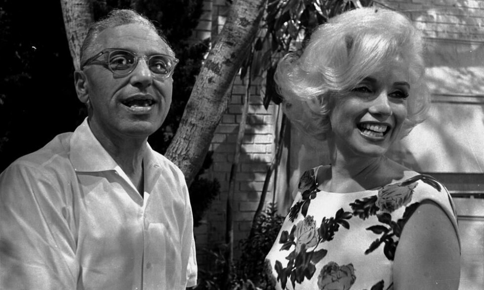Regissør George Cukor og Marilyn Monroe smilende på settet til «Something's Got To Give». Forholdet skulle imidlertid surne ganske raskt etter første innspillingsdag. Foto: NTB Scanpix Regissør George Cukor og Marilyn Monroe smilende på settet til «Something's Got To Give». Forholdet skulle imidlertid surne ganske raskt etter første innspillingsdag. Foto: NTB Scanpix