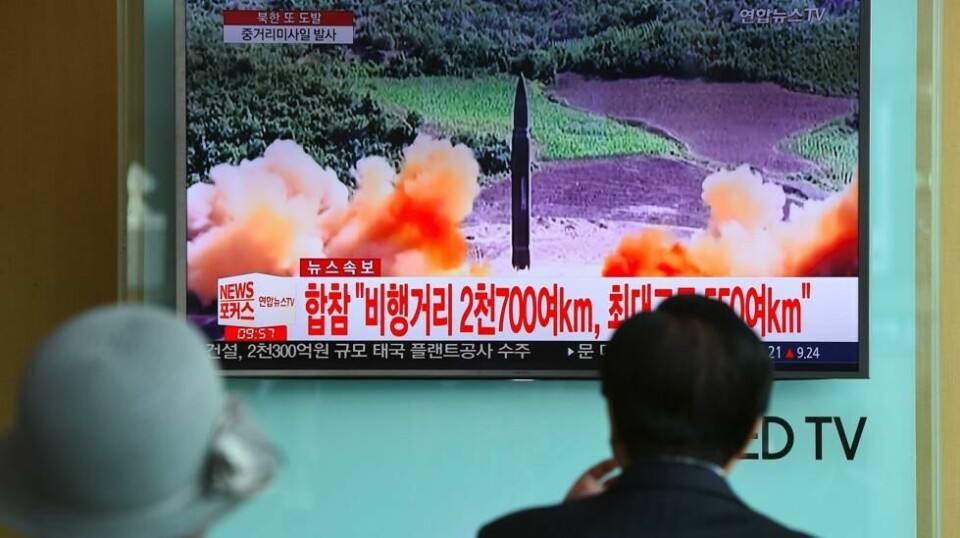 Passasjerer på en togstasjon i Sør-Koreas hovedstad Seoul ser på nyhetssendingen om Nord-Koreas seneste rakettest tirsdag. Scanpix/AFP.