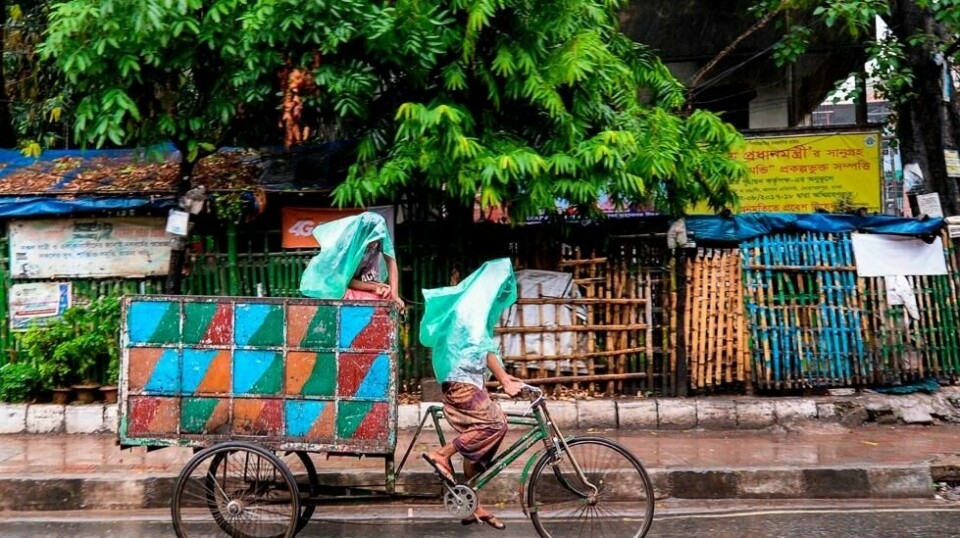 En rickshaw-sjåfør i Dhaka 26. april. NTB Scanpix/AFP.