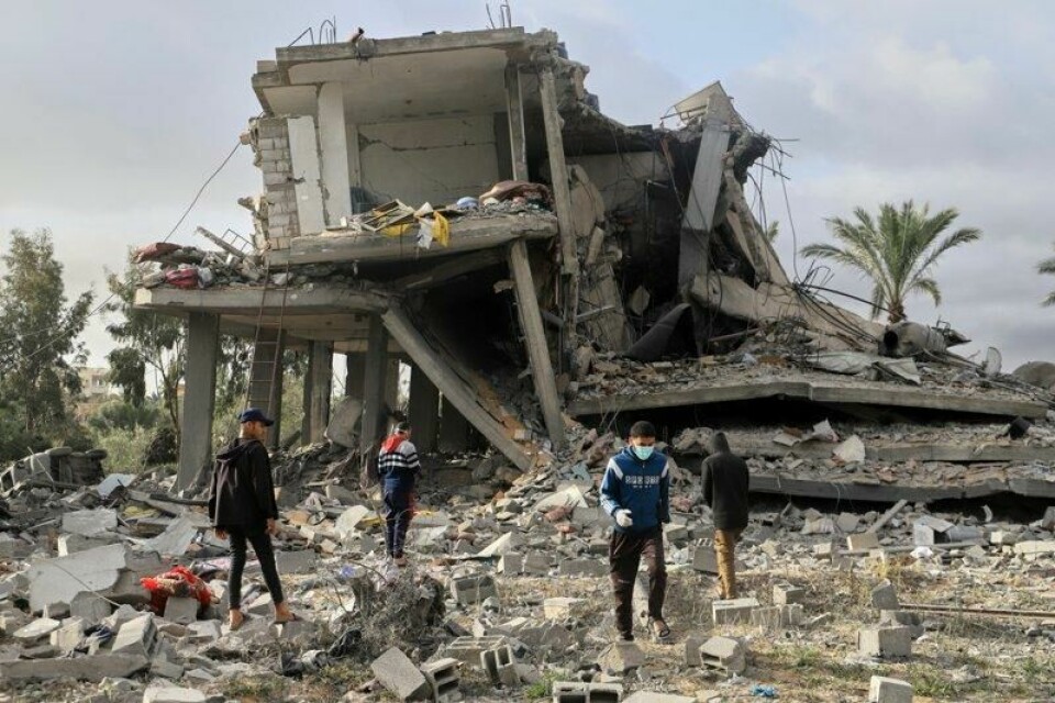 En bygning i Khan Younis ligger i ruiner etter et israelsk luftangrep. Minst 17 mennesker ble drept i angrepet, flere av dem fra samme familie.