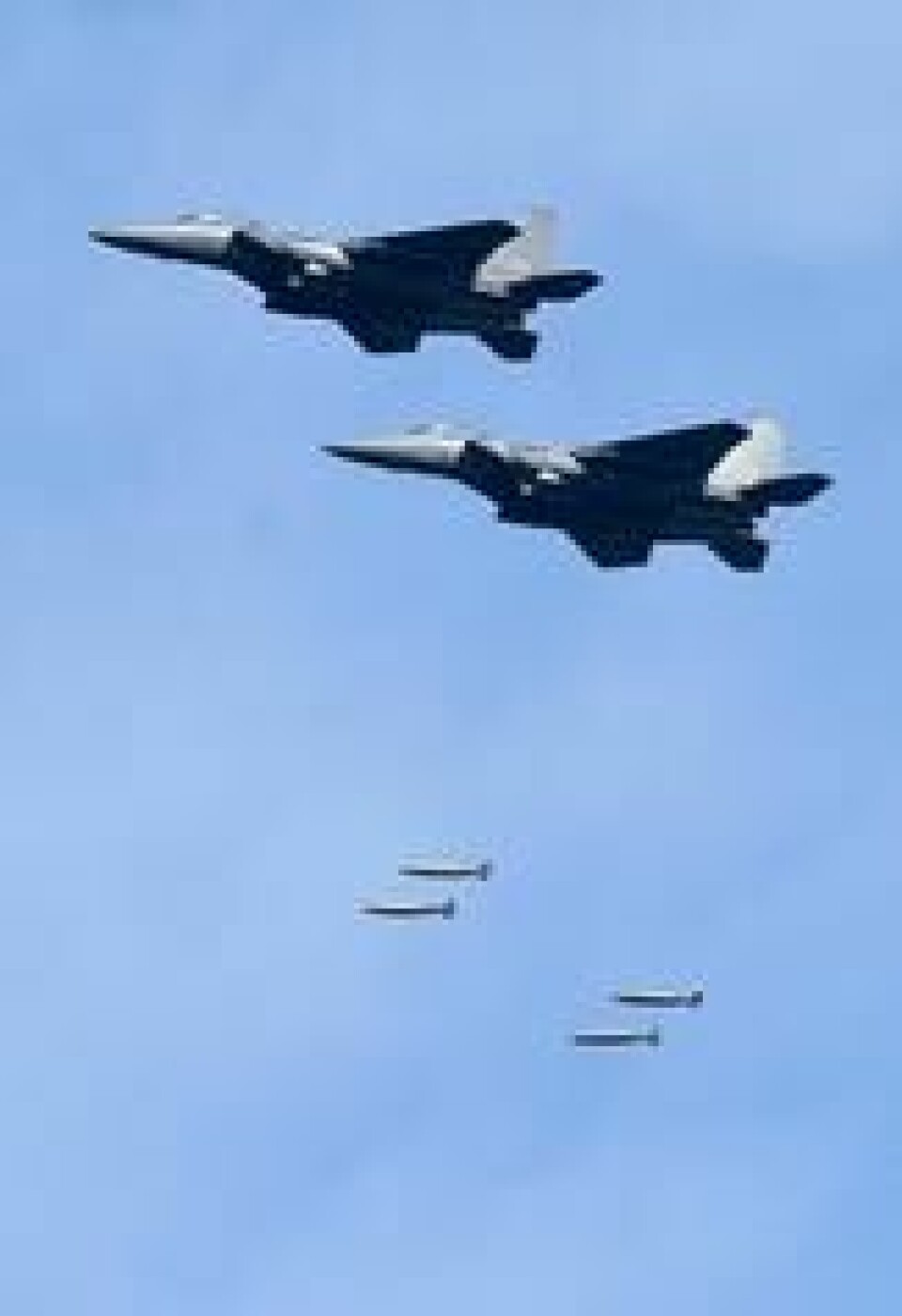 Sørkoreanske F-15K slipper bomber under en øvelse ved Pilseung-fjellene øst i landet tirsdag, få timer etter den nordkoreanske rakettoppskytningen. Scanpix/EPA. Sørkoreanske F-15K slipper bomber under en øvelse ved Pilseung-fjellene øst i landet tirsdag, få timer etter den nordkoreanske rakettoppskytningen. Scanpix/EPA.