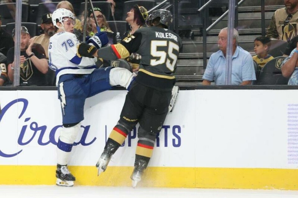 Norske Emil Lilleberg (til venstre) i en duell med Keegan Kolesar fra Las Vegas Golden Knights i en kamp som Vegas-laget gikk seirende ut av.