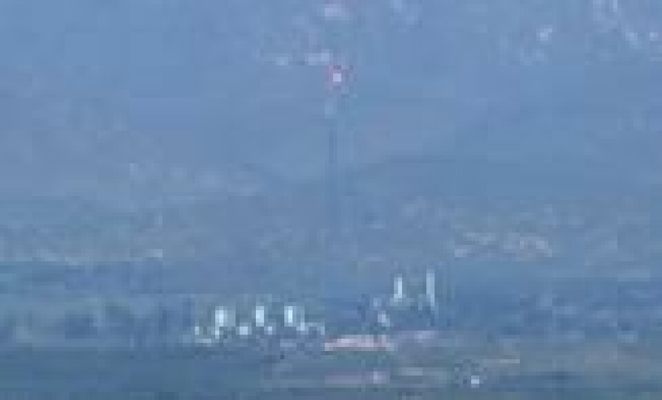 Et nordkoreansk flagg vaier på toppen av et 160 meter høyt tårn i Nord-Korea, sett fra Paju i sør. Scanpix/AP. Et nordkoreansk flagg vaier på toppen av et 160 meter høyt tårn i Nord-Korea, sett fra Paju i sør. Scanpix/AP.