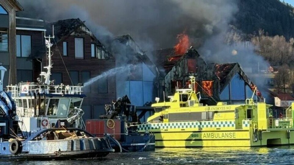 Lørdag var det full fyr på Alsaker brygge på Onarheim i Tysnes kommune. Brannen forårsaket omfattende skader på flere nyoppførte næringsbygg.