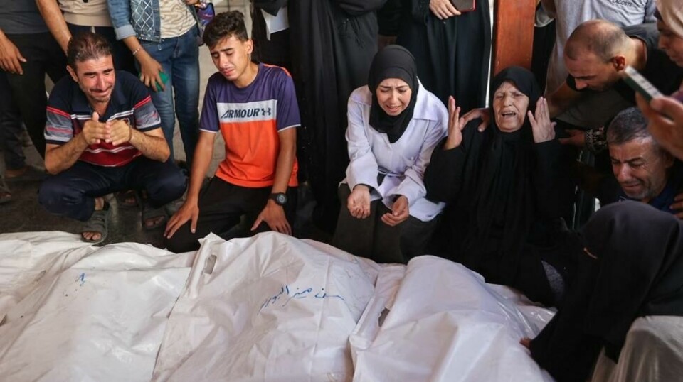 Palestinere i sorg etter flere dødsfall som følge av et israelsk luftangrep i Gaza.
