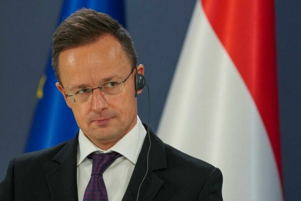 Utenriksminister Peter Szijjarto retter krass kritikk mot sine europeiske kolleger som mandag møtes i Paris. Bildet ble tatt under en pressekonferanse i Serbia nylig.