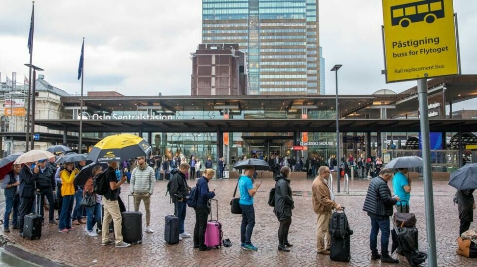 Passasjerer venter på taxi på Oslo S etter at lyn og torden skapte togkaos på Østlandet i august 2019. Foto: Ole Berg-Rusten / NTB
