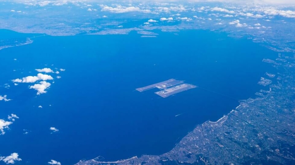 Den flytende flyplassen Kansai i Osaka, Japan synker i høy fart.