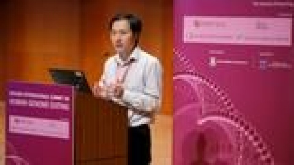Forsker He Jiankui gikk på talerstolen ved Human Genome Editing Conference i Hong Kong i 2018. I løpet av talen ble flere og flere forskere skeptiske. Forsker He Jiankui gikk på talerstolen ved Human Genome Editing Conference i Hong Kong i 2018. I løpet av talen ble flere og flere forskere skeptiske. Foto: Kin Cheung / AP/NTB
