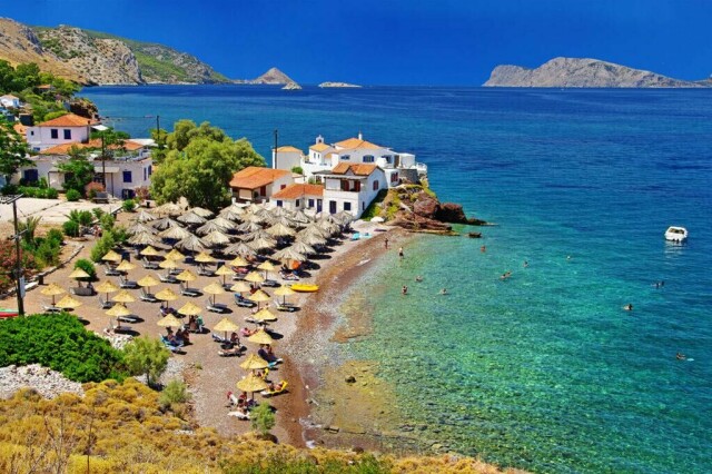 Hydra i Hellas har vært et yndet sted å reise for svært mange. Det var denne øya hvor artisten Leonard Cohen traff norske Marianne Ihlen. Tar du en restplass flytur til Hellas, kan du komme deg hit med båt. (Foto: Colourbox)