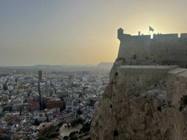 Det er ikke bare Kanariøyene som er en populær spansk feriedestinasjon blant nordmenn. Alicante langs Costa Blanca kan by på behagelig klima, spennende historie, et yrende natteliv og vakre strender. (Foto: Cecilie Aasland / ABC Startsiden)