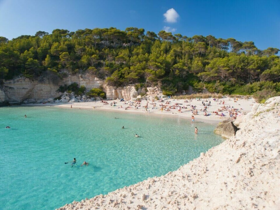 Nyt late dager i solen på stranden, og spar penger ved å finne billige restplasser. Vi viser deg hvor du finner de beste tilbudene! (Foto: Colourbox) Bilde av en solskinnsdag på stranden Mitjana på Mallorca i Spania.