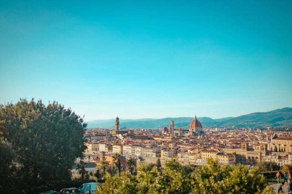 Vakre Firenze ligger i den populære regionen Toscana i Italia, og er kjent for å være fødestedet til renessansen. (Foto: Colourbox) Utsikt over Firenze, Italia, på en solrik dag med en klar blå himmel. I sentrum av bildet dominerer den ikoniske katedralen Santa Maria del Fiore med sin store kuppel, omgitt av historiske bygninger og kirker. Bakgrunnen viser de bølgende åsene i Toscana. Vi har laget en omfattende guide til Toscana i Italia hvor vi blant annet forteller om fem populære byer som Firenze, Pisa, Siena, Montepulciano og Volterra. Vi gir deg også forslag til tre kjøreruter du kan ta for å oppleve vingårder og resten av Toscana. La deg inspirere av den italienske regionen som fikk sitt eget TV-program; «Den store matfesten - Toscana»
