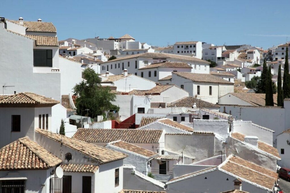 Blant restplasser finner du reiser til både storbyer, småbyer, strandferier og innenlandsturer rundt om i hele verden. Her fra Ronda i Andalusia, Spania. (Foto: Colourbox) Bilde av hvite hus i Ronda, Andalusia Spania.