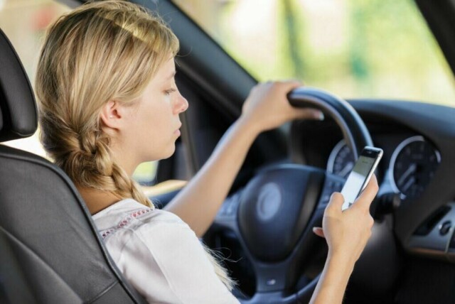 Vet du hvor mye det koster deg i 2023 om du blir tatt i å bruke mobilen mens du kjører? Vi har laget en oversikt til deg på bøtesatsene for fart, mobilbruk og promille. (Foto: Colourbox)