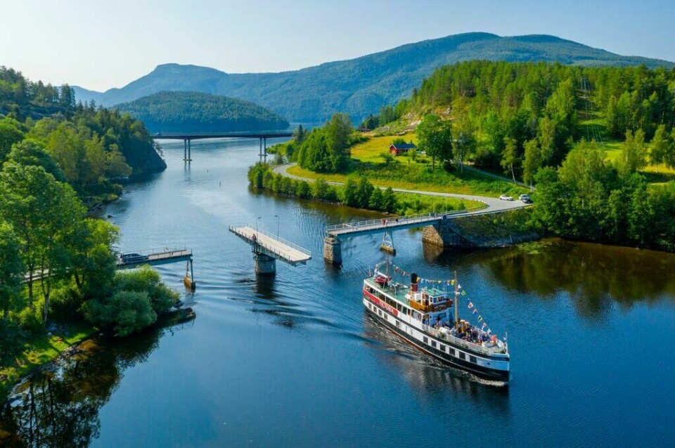 Det er tre kanalskip som seiler på kanalen. Veteranskipene M/S Henrik Ibsen og M/S Victoria seiler hele kanalen fra start til slutt hver dag i kanalsesongen. (Foto: Vidar Moløkken / Visit Norway) Det er tre kanalskip som seiler på kanalen. Veteranskipene M/S Henrik Ibsen og M/S Victoria seiler hele kanalen fra start til slutt hver dag i kanalsesongen.