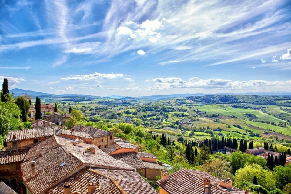 Kjent for sin rødvin, Vino Nobile di Montepulciano, er Montepulciano i Toscana, Italia, verdt å besøke. (Foto: Colourbox) Panoramautsikt over Montepulciano i Toscana, Italia, på en vakker solrik dag. I forgrunnen sees røde tak av historiske bygninger, omgitt av frodig vegetasjon og høye sypresser. Utover i landskapet er det grønne daler, åser og jordbruksområder som strekker seg til horisonten. Den klare blå himmelen med spredte skyer gir bildet en følelse av dybde og ro. Vi har laget en omfattende guide til Toscana i Italia hvor vi blant annet forteller om fem populære byer som Firenze, Pisa, Siena, Montepulciano og Volterra. Vi gir deg også forslag til tre kjøreruter du kan ta for å oppleve vingårder og resten av Toscana. La deg inspirere av den italienske regionen som fikk sitt eget TV-program; «Den store matfesten - Toscana»