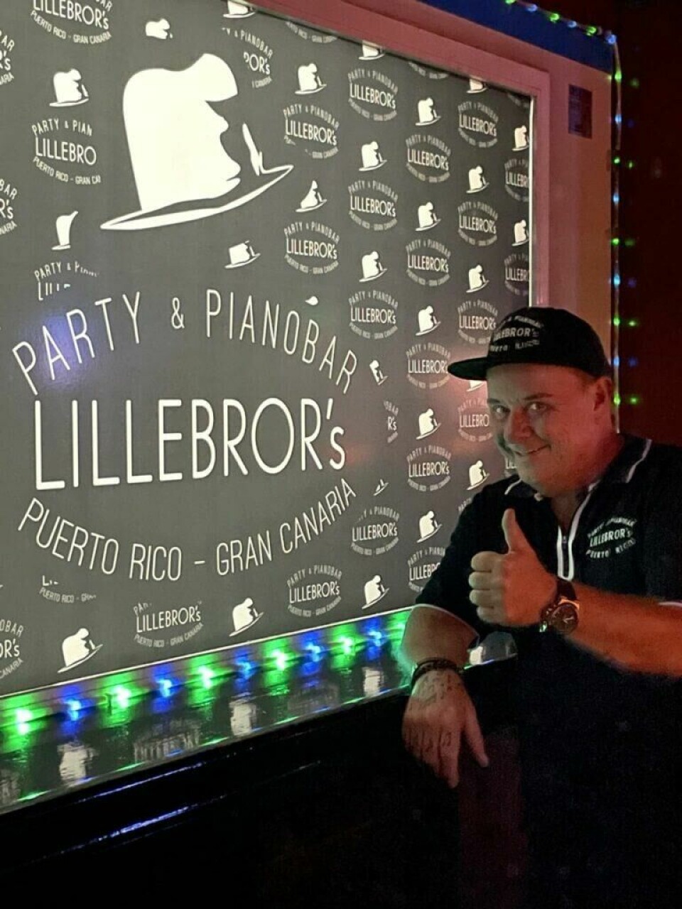 Lillebror Sande Larsen startet baren Lillebrors Party & Pianobar på Gran Canaria i 2024. Her kan du lese hans guide til Gran Canaria. Bilde av Lillebror Sande Larsen som gir tmmel opp ved baren hans Lillebrors Party & Pianobar på Gran Canaria. Her kan du lese Lillebror Sande Larsens guide til Gran Canaria.