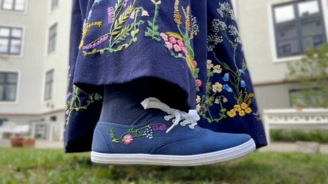 Match bunaden med behagelige sko med selvbroderte bunadsbroderi. (Foto: Kreative Ideer/ Miriam Schjetlein)