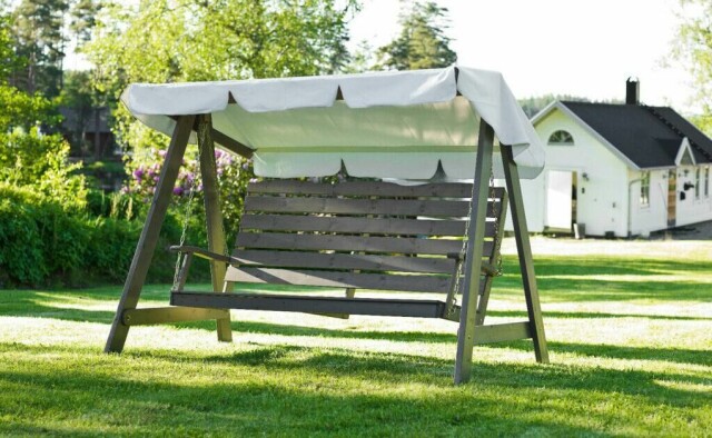 En hammock kan pynte opp både i hage og på terrasse. Velg puter, tepper og tak i farger du liker og nyt late sommerdager i det vakre hagemøbelet. (Foto: Garden Store)