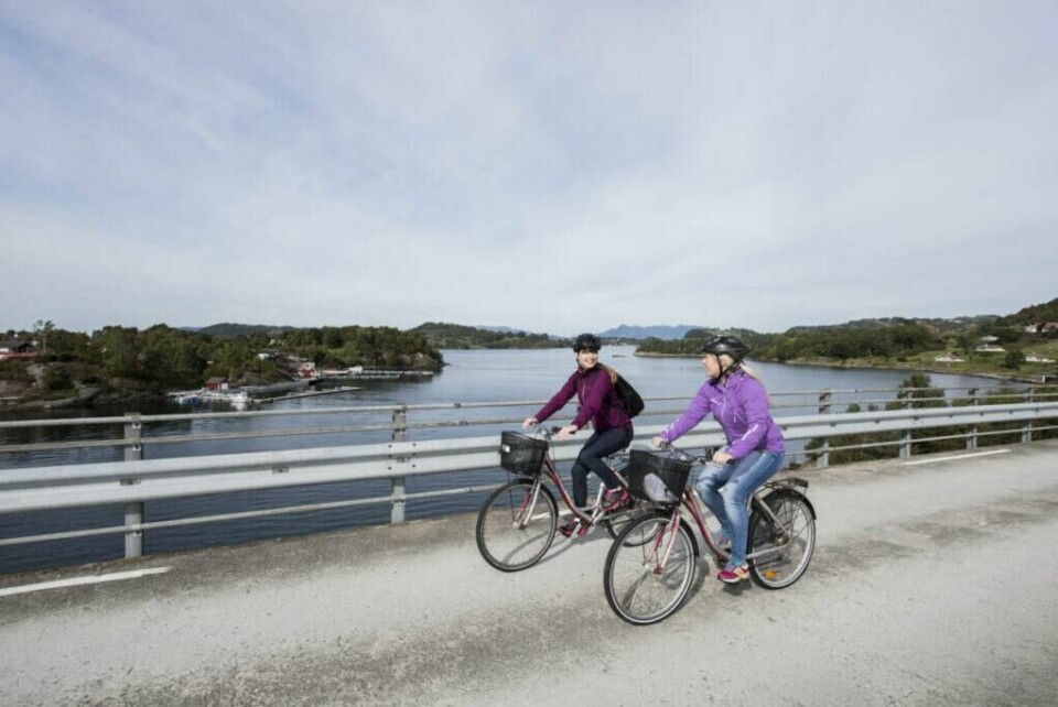 Visste du forresten at Nordsjøsykkelruta er oppført i Guinness Rekordbok? Ruten er egentlig 6000 kilometer lang og går gjennom Storbritannia, Belgia, Nederland, Tyskland, Danmark, Sverige og Norge. Siden 2003 har den hatt status som verdens lengste sammenhengende sykkelrute. (Foto: Monica Larsen, Visit Region Stavanger) Visste du forresten at Nordsjøsykkelruta er oppført i Guinness Rekordbok? Ruten er egentlig 6000 kilometer lang og går gjennom Storbritannia, Belgia, Nederland, Tyskland, Danmark, Sverige og Norge. Siden 2003 har den hatt status som verdens lengste sammenhengende sykkelrute.