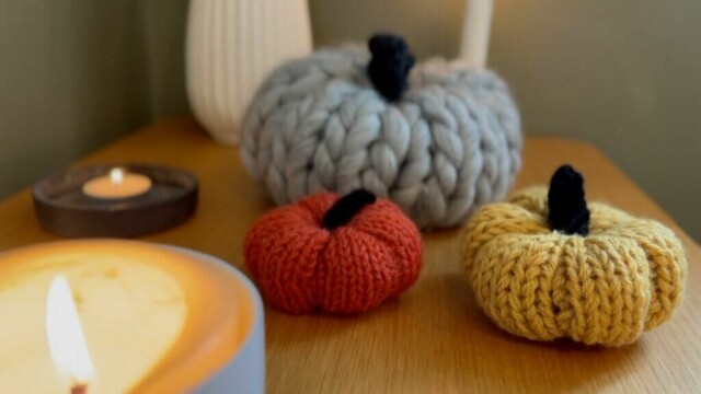 Lag en lun stemning i høstmånedene med hjemmestrikkede gresskar. (Foto: Drops Design, Ritohobby og ABC Brand Studio)