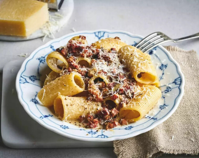 Pasta carbonara er godt, billig og enkelt.
