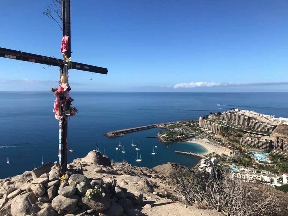 Det finnes en rekke ting du kan gjøre på Gran Canaria, og er du ute etter litt aktivitet kan du blant annet gå til Cruz de Patalavaca som gir en fantastisk utsikt over øya. Her er Lillebror Sande Larsens guide til Gran Canaria. (Foto: Gjertrud Østrem) Bilde av Cruz de Patalavaca som viser en flott utsikt over Gran Canaria hvor du ser blått hav og hvite strender. Her kan du lese: Lillebror Sande Larsens guide til Gran Canaria