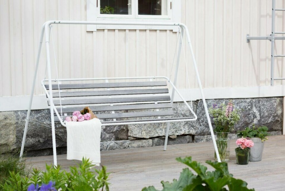 Med en tidløs hammock i sort kan du oppdatere etter trender med både puter, tak og tepper. (Foto: Ellos)