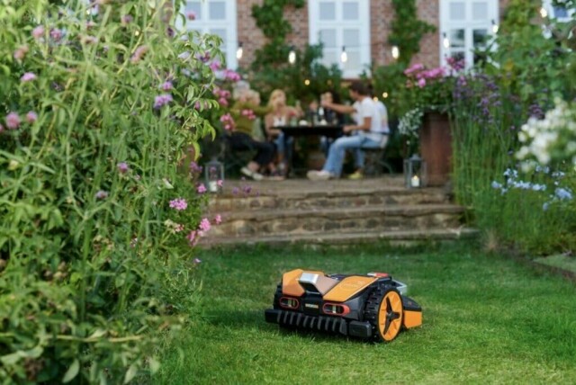 Ny banebrytende teknologi baner vei for nye robotgressklippere på markedet. Det nyeste innen robotgressklippere er at du med noen modeller ikke lenger trenger kantledning, begrensningstråd eller kanttråd som det også kalles. Dette er noe anerkjente nettsider både skryter og fryder seg over. (Foto: Komplett.no)