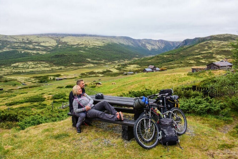Den flotte sykkelturen Tour de Dovre går mellom de tre nasjonalparkene Dovrefjell-Sunndalsfjella, Rondane og Dovre. (Foto: Torild Moland / VisitNorway) Den flotte sykkelturen Tour de Dovre går mellom de tre nasjonalparkene Dovrefjell-Sunndalsfjella, Rondane og Dovre.