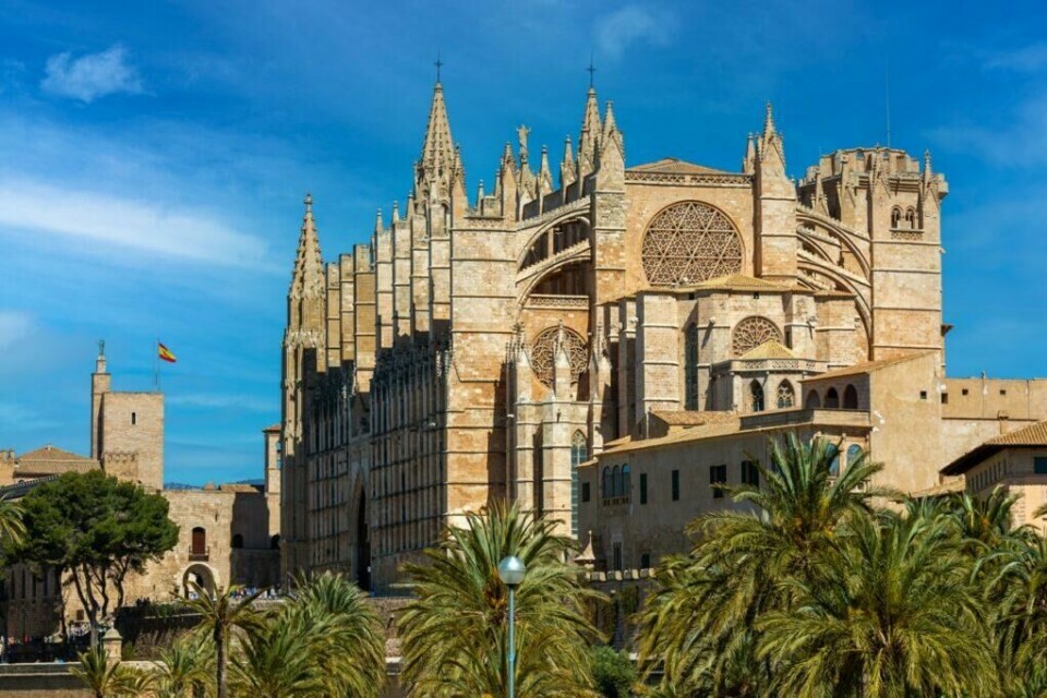 Mallorca kan by på vakre landskap og spektakulære bygninger. Hva med å besøke den spektakulære gotiske katedralen kjent som La Seu. (Foto: Colourbox) Bilde av den imponerende gotiske katedralen, også kjent som La Seu, som er et ikonisk landemerke i Palma de Mallorca. Her finner du restplasser til Mallorca.