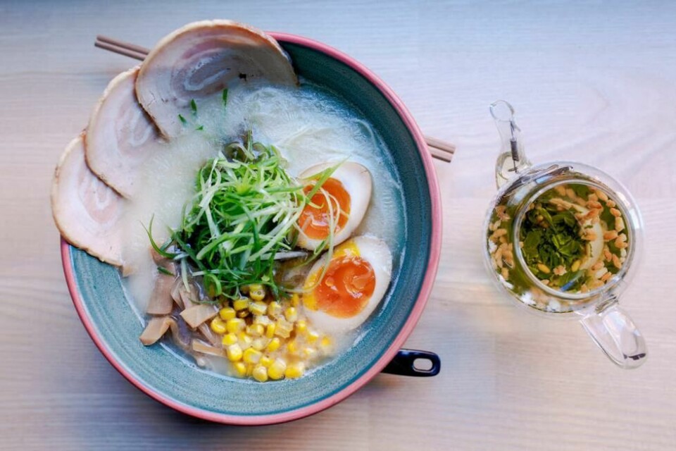 Opplev japans tradisjonsmat midt i oslos hippeste område. På bilde ser du tonkotsu-ramen med tynnribbe og genmaicha-te. Restauranter i Oslo: Opplev japans tradisjonsmat midt i oslos hippeste område. På bilde ser du tonkotsu-ramen med tynnribbe og genmaicha-te.