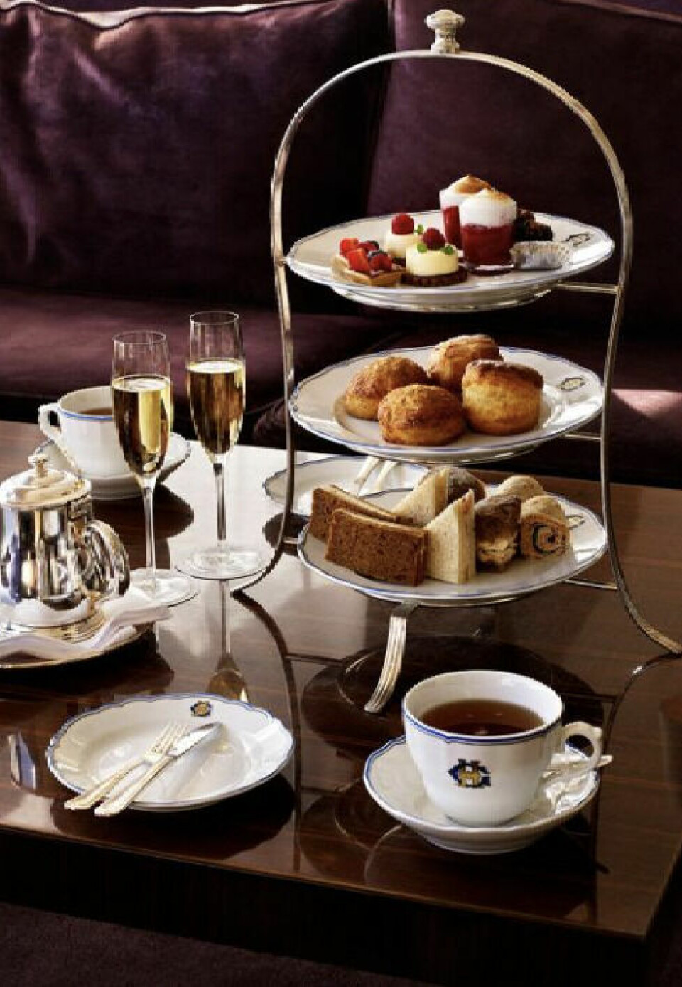 På Grand Hotel i Stockholm kan du nyte mange deilige måltider. (Foto: Booking.no) Kaker på etasjefat med kaffekopp på hotell i Stockholm.