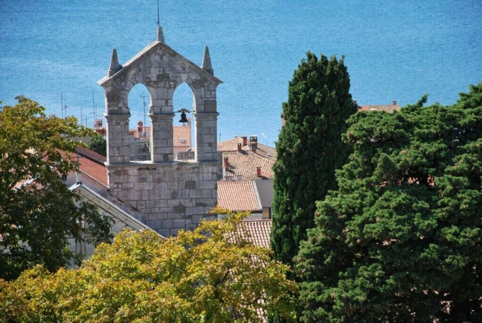 Hvorfor ikke legge Kroatia-ferien til vakre Pula? Byen er spesielt kjent for sitt flotte romerske amfiteater og andre antikke bygninger. (Foto: Colourbox) En stemningsfull utsikt over en historisk kirkeklokketårn i Pula, med to synlige klokker, bygget i stein og flankert av spisse bueåpninger. Tårnet er omgitt av frodige trær og hustak, med glimt av en rolig blå sjø i bakgrunnen. Vi hjelper deg med å finne riktig destinasjon til din Kroatia-ferie, og har snakket med Gjermund Glesnes, som står bak reisebloggen Detvondeliv.no, som forteller om populære destinasjoner som Brac, Hvar, Split og Dubrovnik.
