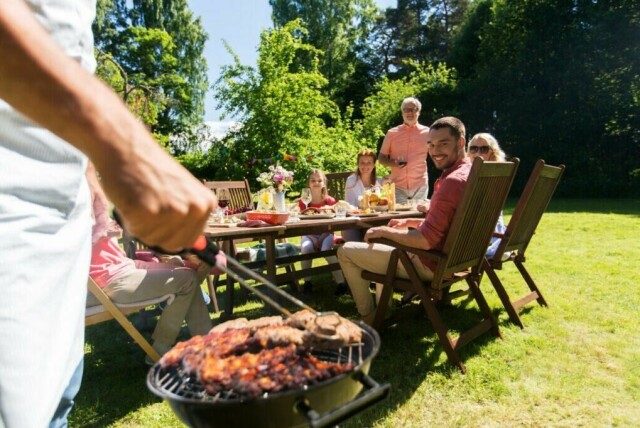 Det finnes et stort utvalg griller på markedet og det kan derfor være vanskelig å velge riktig. Vi har derfor laget en guide som forteller om det er pelletsgrill, kullgrill, elektrisk grill eller gassgrill som passer deg og ditt bruk (Foto: Colourbox)