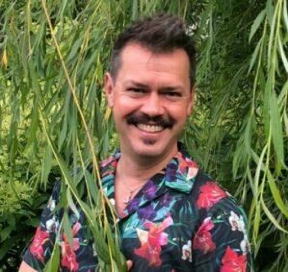 Espen Skarhagen gir sine beste tips til hvordan du vanner med smarte vanningssystemer. Bilde av hageekspert Espen Skarhagen som gir sine beste tips til hvordan du både beskjærer, klipper og vedlikeholder hekker, enten du har en hekk av tre som barlind, en blomstrende hekk av syriner, en vintergrønn busk som thuja eller hekker med bær som svartsurbær eller barlind. Skarphagen er også snart aktuell som ny dommer i Sommerhytta, hvor han vil overta for Finn Schjøll.