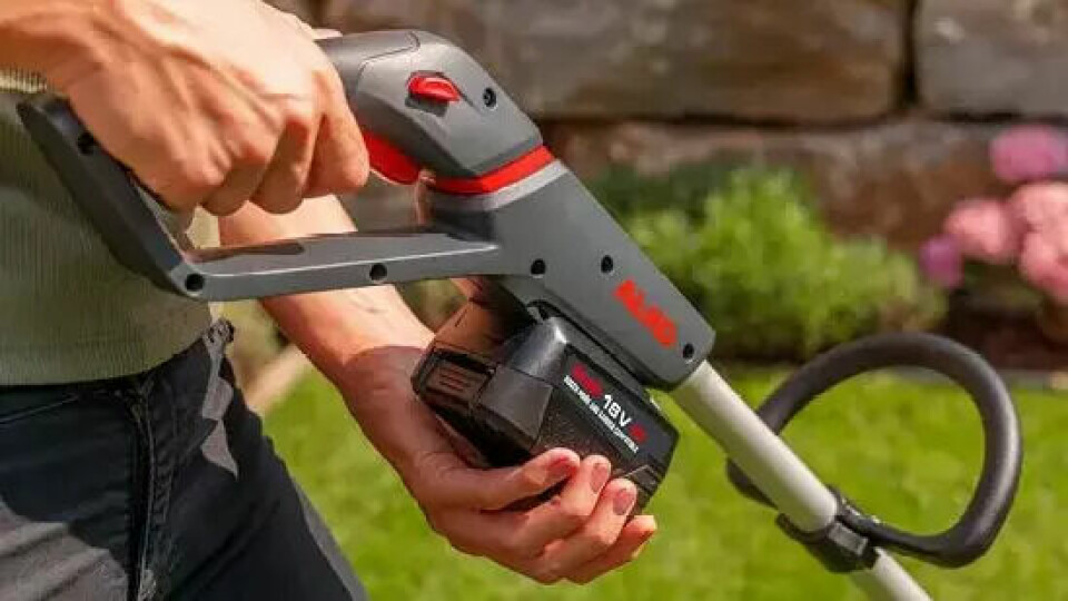 Al-KO Easy Flex gjør hagearbeidet enklere. Spar tid ved å ha flere batterier på lager. (Foto: AL-KO.no) batteri som passer flere produkter.