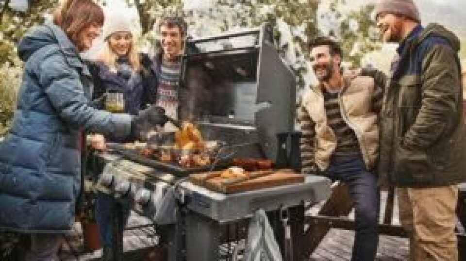 Gassgrill: En gassgrill er både praktisk og effektivt. Gassgrill: En gruppe mennesker står rundt en gassgrill.